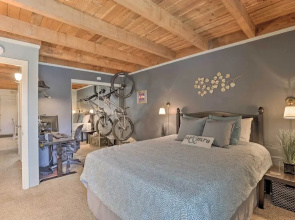 Ski Shuttle & Pool: Modern Silverthorne Condo!