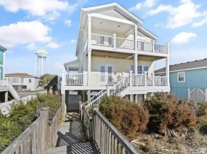 1 Ez Access 4 Bedroom Home by RedAwning