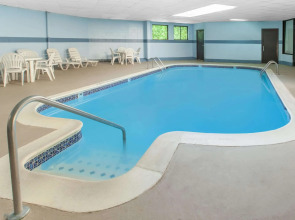 Days Inn & Suites by Wyndham Madison Heights MI