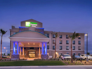 Holiday Inn Express & Suites Bakersfield Airport by IHG