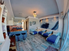 Deluxe Beach Apartment- Sleeps 2 & Private Terrace