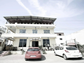 OYO 14119 Hotel Manwar