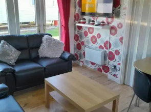 2 Bed-sleeps 4-pets-parking-5 Min to Beach