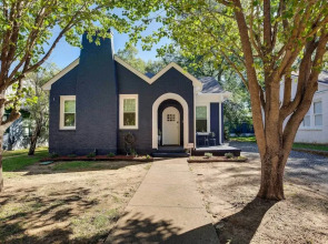 Walkable Tyler House w/ Deck: 1/2 Mi to Downtown!