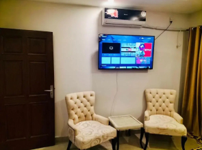 Luxurious & Comfy 1BHK Apartment, Wifi & SmartTV.