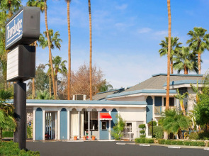 Travelodge by Wyndham Bakersfield