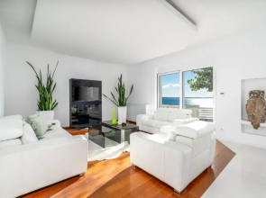 NEW! Seaview Villa MaToLi with heated 50sqm pool and 4 bedrooms, close to Split