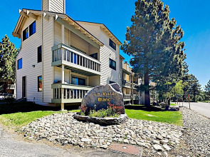 Mountain-view W/ Pool & Hot Tub, Near Skiing 2 Bedroom Condo