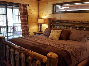 Ace in the Hole Cabin in the Wood With Hot Tub and Fireplace by Redawning