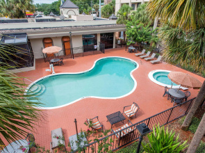 Days Inn & Suites by Wyndham Orlando Airport