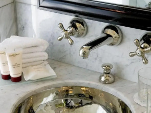 Le Dokhan’s Paris Arc de Triomphe, a Tribute Portfolio Hotel