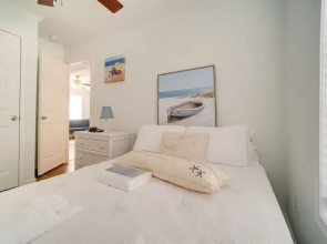 Charleston Home w/ Porch - 3 Mi to Folly Beach!
