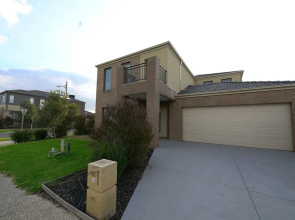 Modern 6BRM House Big Group at Pakenham