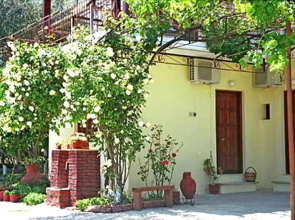 Aris Studios and Apartments