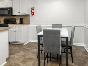 Modern 1BR With Pool and Parking Access