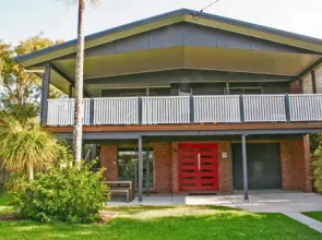 Red Door Beach House - Marcoola Beach - PET FRIENDLY, FOXTEL, WIFI, 500 BOND, Linen Supplied