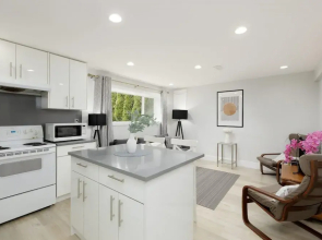 Stylish 1 BR Suite in North Vancouver 10 Mins ski
