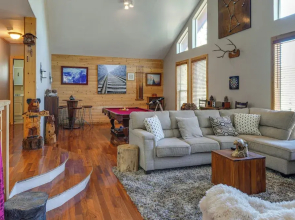 PMC Mountainside Cabin: Hit the Trails, Play Pool!