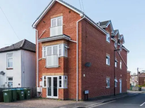 Lovely 2 beds -Ground Floor Apartment - free parking ,wifi - Southampton.