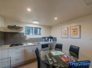 Eclipse Haven | 2BR + Hot Tub + Parking | Sleeps 5