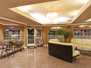 Super 8 by Wyndham Los Angeles Downtown