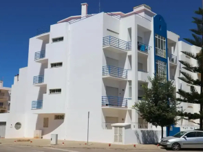 Lovely 4-bed Apartment in Estombar