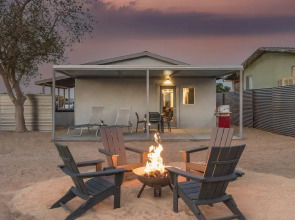 Skull Rock Cottage - Walk To Town & Hot Tub, Star Gazing 1 Bedroom Home