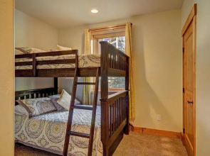 Maggie Point 3 Br condo by RedAwning