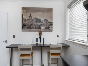 2-bed Flat, Wishaw, Free Parking, Family-friendly