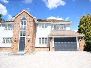Beautiful Family Home With 42ft Pool & Cinema Room