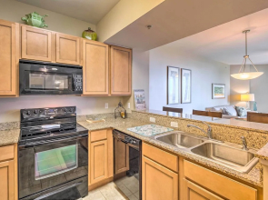 Destin Condo w/ Amenities & Pool < 1/2 Mi to Beach