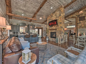 'honey's Nook' Broken Bow Home w/ Hot Tub + Decks!