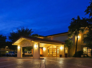 Super 8 by Wyndham Eagle Pass