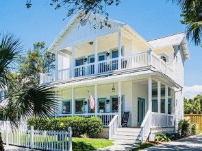 Magnolia Charms by Avantstay 2 Mins TO Beach Pet Friendly, BBQ & Balcony Views!