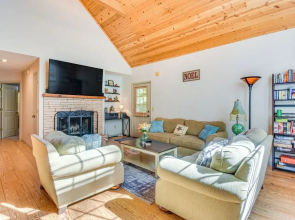 Hot Tub, Deck & Grill: Secluded Cabin in Clayton