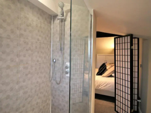 Stylish 3 Bedroom Loft Apartment - Free Parking - Fast WiFi - by PROPERTY PROMISE