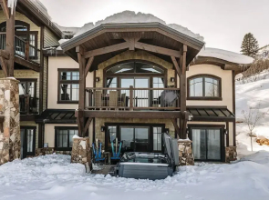 Fairway Luxury Retreat by AvantStay Beautiful Character Home w Hot Tub