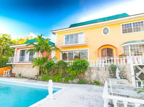 Parrot Cottage at Love Beach Pool