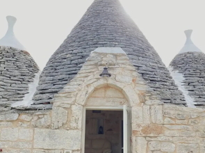 Antico trullo ristrutturato con piscina e giardino