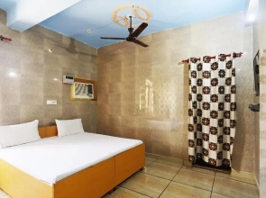 Shri Lajjaram Ashram by OYO Rooms