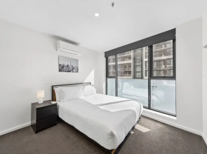 Bright 2-bed Apartment With Scenic Balcony
