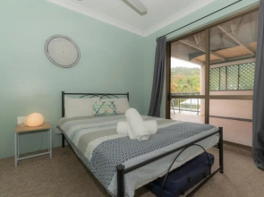 2 Bedroom Unit, Centre Of Airlie With Town View