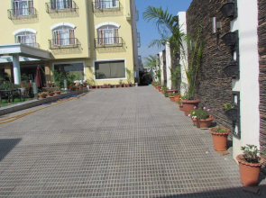 Hotel Pine Spring Wazir Bagh