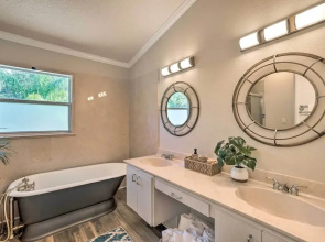 Charming Port Richey Retreat w/ Shared Dock