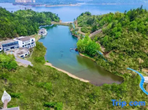 Xishe homestay by Mount Huangshan Lake