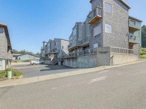 Steps to Pirate Cove: Oregon Coast Condo w/ View