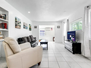 Bungalow With Large Backyard 5 min From Beach
