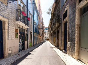 New Apartment With Easy Access in Traditional Area of Lisbon