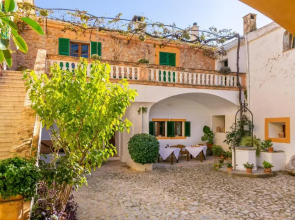 Historical house Mallorca pool wifi aircon/heat sleeps 12-14