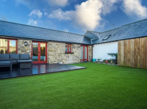 The Old Stables - 3 Bedroom Cottage - Angle